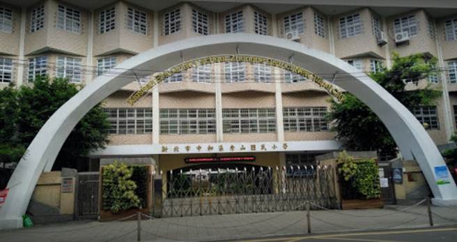 因应确诊者足迹遍布中永和地区，中和秀山国小今晚紧急消毒。（图／翻摄自google map）