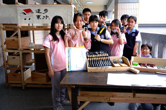 竹东国中学生体验当木工设计师，就地取材完成大型柜子、收纳盒等作品。（罗浚滨摄）