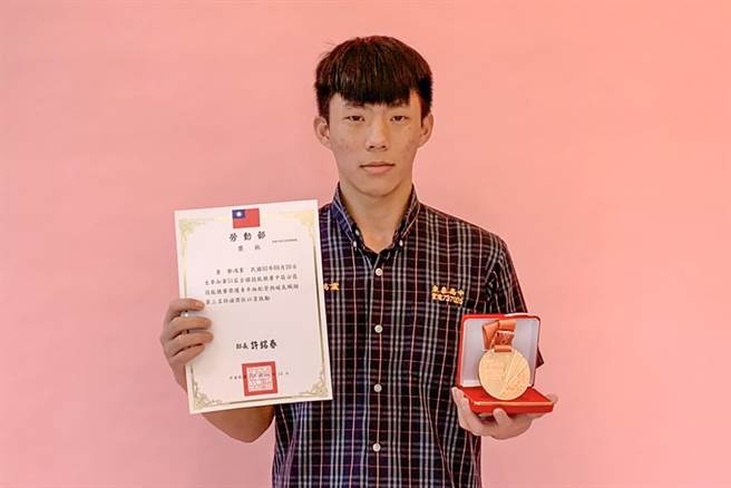 东泰高中学生郑鸿业，在全国技能竞赛中区分区技能竞赛「配管与暖气职类」拿铜牌，如愿晋级全国赛。（罗浚滨摄）