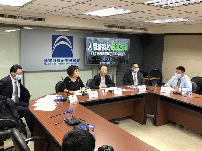 国民党智库今天公布蔡政府执政5年来司法改革的满意度。（赵婉淳摄）