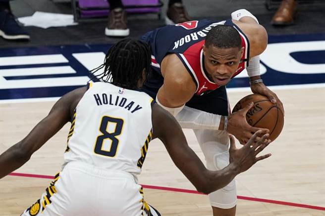 韦斯布鲁克率领巫师击败溜马，个人完成生涯第178次大三元，同时也创下生涯第四次场均大三元的NBA神奇纪录。(美联社)