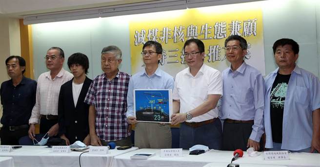 《南風》作者之一彰化大城土地文史攝影家許震唐（左起）、鹽寮反核自救會總幹事楊木火、臺灣學生聯合會副理事長黃亭偉、淨竹文教基金會董事長林聖崇、律師詹順貴、中興大學環工學系教授莊秉潔、台灣環境保護聯盟會長劉志堅、北海岸反核行動聯盟執行長郭慶霖等4日出席《減煤、非核與生態兼顧 支持三接外推方案》記者會，表達支持政府提出「外推方案」，並呼籲雙方能以對話代替對決，莫讓藻礁公投走到零和。（劉宗龍攝）