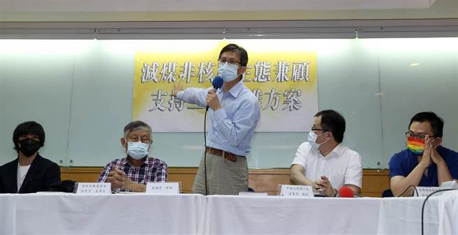 臺灣學生聯合會副理事長黃亭偉（左起）、淨竹文教基金會董事長林聖崇、律師詹順貴、中興大學環工學系教授莊秉潔、台灣環境規劃協會理事長趙家緯等4日出席《減煤、非核與生態兼顧 支持三接外推方案》記者會，表達支持政府提出「外推方案」，並呼籲雙方能以對話代替對決，莫讓藻礁公投走到零和。（劉宗龍攝）
