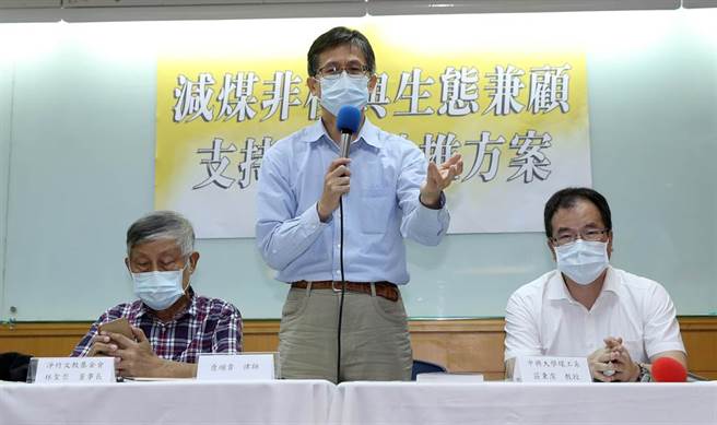 淨竹文教基金會董事長林聖崇（左起）、律師詹順貴、中興大學環工學系教授莊秉潔等4日出席《減煤、非核與生態兼顧 支持三接外推方案》記者會，表達支持政府提出「外推方案」，並呼籲雙方能以對話代替對決，莫讓藻礁公投走到零和。（劉宗龍攝）
