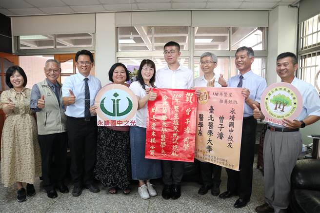 今年大學學測考56分的曾子濬，經由繁星順利考取台北醫學大學醫學系，2年前因為受血癌之苦化療休學2年，如今身體康復讓他重返校園，讓他發願未來也要幫助更多人。（吳建輝攝）