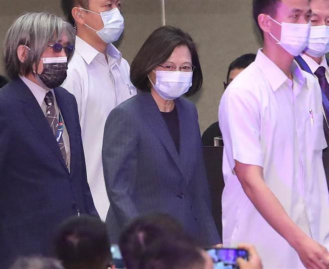 蔡英文总统（中）4日出席「2021臺湾资安大会开幕典礼」，在网路家庭董事长詹宏志（左）等人陪同下走进会场，并向现场来宾致意。（郑任南摄）
