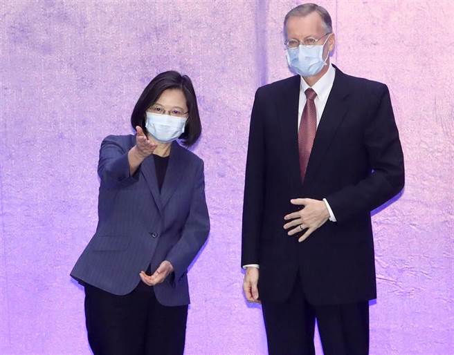 蔡英文总统（左）4日出席「2021臺湾资安大会开幕典礼」，与一同出席的美国在台协会处长郦英杰（右）在开幕典礼上一同合影。（郑任南摄）