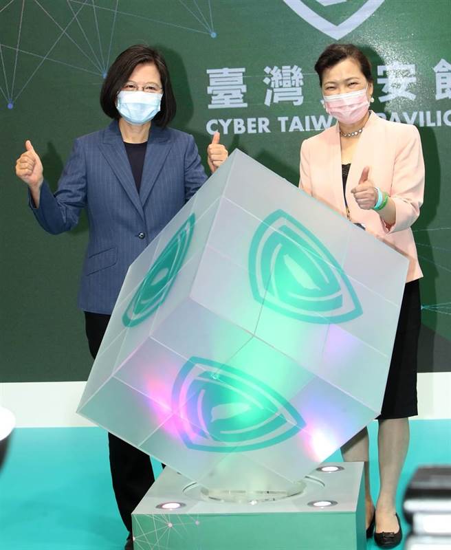 蔡英文总统（左）4日出席「2021臺湾资安大会开幕典礼」，与经济部长王美花（右）一同主持资安大会启动仪式。（郑任南摄）
