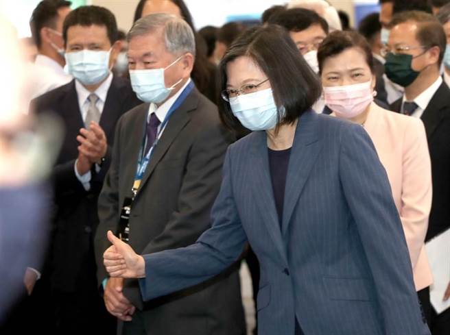 蔡英文总统（中）4日出席「2021臺湾资安大会开幕典礼」，在行政院副院长沈荣津（左）与经济部长王美花（右）等人陪同参观展场，对说明的参展厂商比了一个讚。（郑任南摄）
