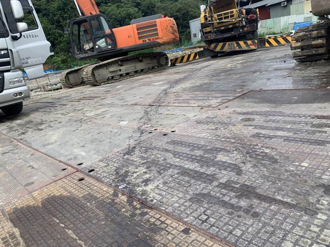 汐止工地大型機械車漏油，導致5輛機車打滑自摔。（王揚傑翻攝）