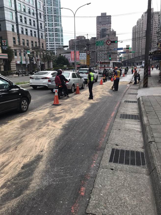 清潔隊員到場清理路面。（王揚傑翻攝）