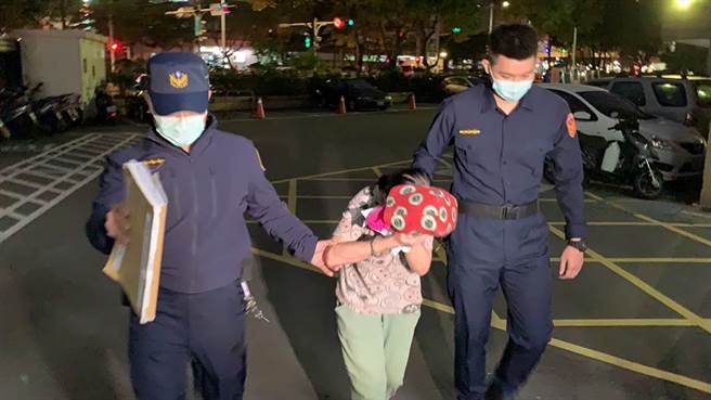 恐怖外婆拔光孙指甲，并以铁炼绑其脖凌虐致死，一审遭判无期徒刑，高院开庭时律师称她为智障。（图／中时资料库）