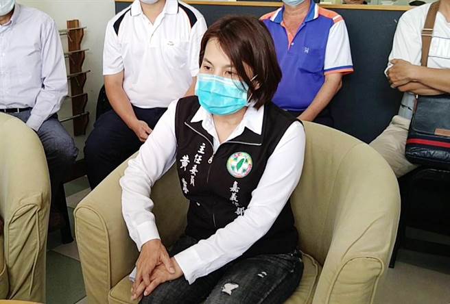 市黨部主委黃露慧今4日與多位黨部執委開記者會，說明人員黨員爭議情形。（呂妍庭攝）