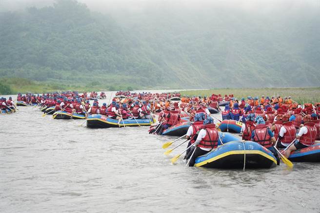 秀姑峦溪泛舟铁人竞赛自2010年开始，由观光局东部海岸国家风景区管理处举办，比赛结合泛舟、路跑、自行车，旱鸭子也能参加，每年报名人数超过千人。（东管处提供／罗亦晽花莲传真）