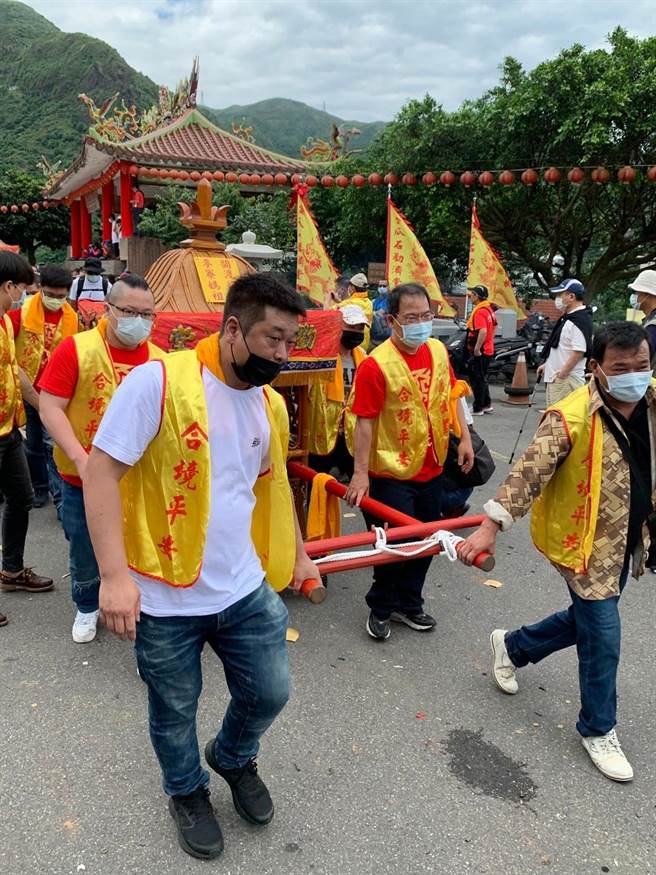 黄金博物馆馆场谢文祥与馆员一同抬轿。（黄金博物馆提供）