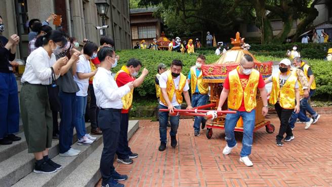 新北市文化局专委王锦华及黄金博物馆馆长谢文祥馆长带领馆员们参拜。（黄金博物馆提供）