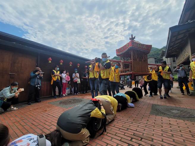 金瓜石妈祖遶境，民眾钻轿底。（黄金博物馆提供）