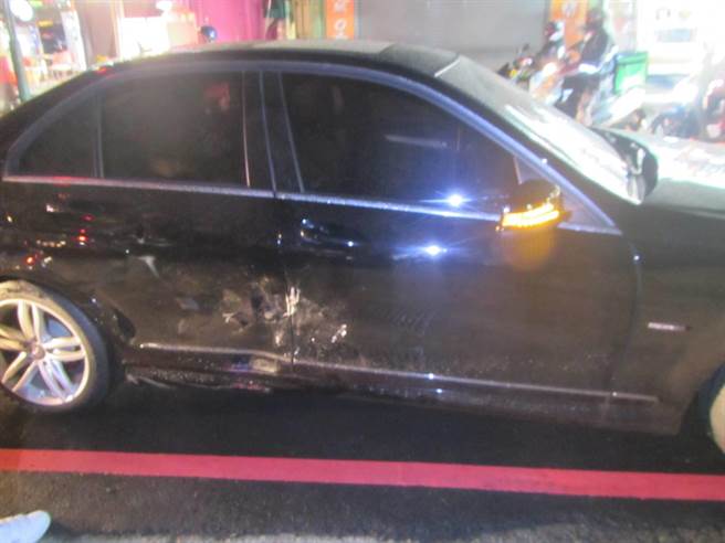 台中市西屯台湾大道与国际街口3日晚上，发生一起汽车与骑机车的男高中生碰撞车祸。（民眾提供／卢金足台中传真）