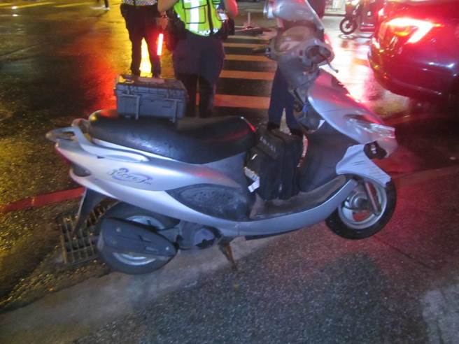 台中市西屯台湾大道与国际街口3日晚上，发生一起汽车与骑机车的男高中生碰撞车祸。（民眾提供／卢金足台中传真）