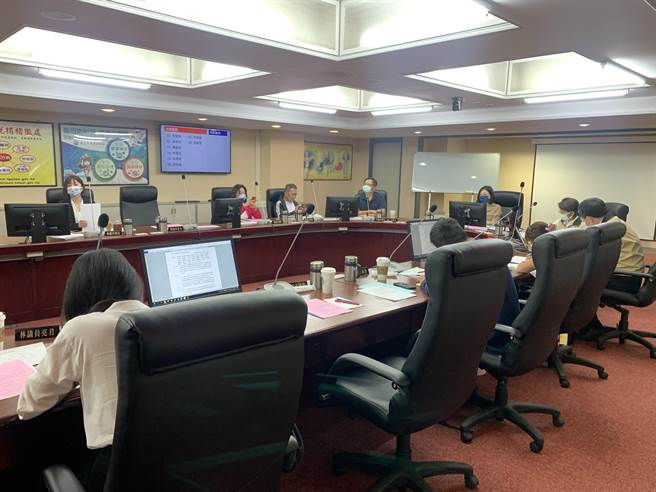 台北市议会财建委员会今讨论市府个资贩卖问题。（黄婉婷摄）