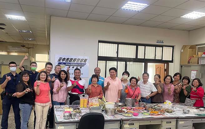 慰劳员警辛劳，提前过母亲节，雾峰分局吉峰派出所志工团队，昨志工妈妈们一人准备一菜，在所内餐叙。（雾峰分局提供／黄国峰台中传真）