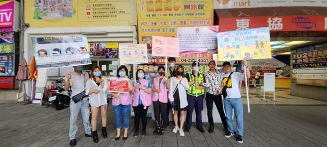 防疫不松懈！台中市劳工局加强雇主、移工防疫宣导。（卢金足摄）