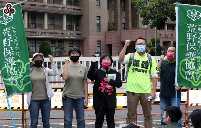 藻礁公投推动联盟再次强调外推方案无法解决大潭海象不佳的问题，且在生态敏感区大规模开发，仍有生态破坏疑虑。（报系资料照）