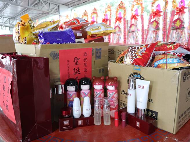 有员警和警眷准备SK-II高檔化妆品祭拜。（张毓翎摄）