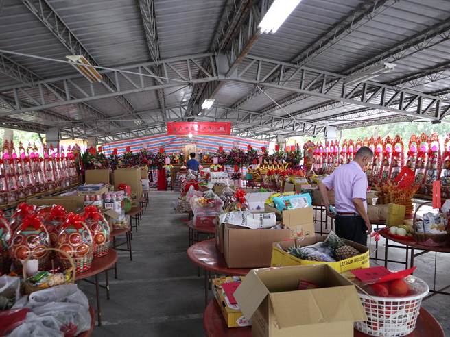 新营警分局为分局奉祀的黑面三妈今日上午举办祝寿。（张毓翎摄）