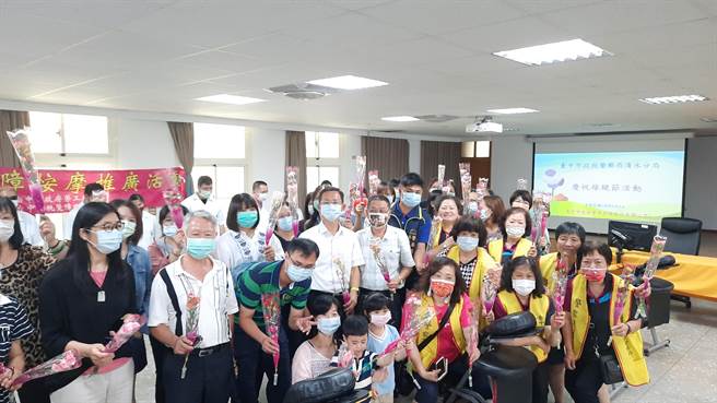 清水警分局长张启祥祝福天下的妈妈们母亲节快乐。（清水警分局提供／陈淑娥台中传真）