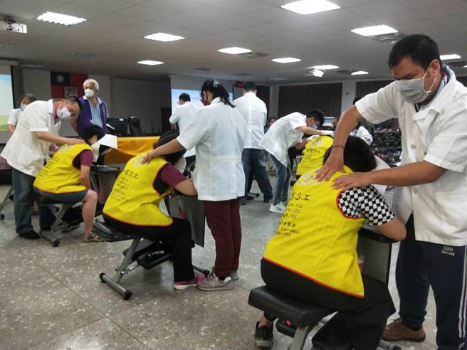 清水警分局聘请10位视障按摩师为辛苦的女警妈妈们纾压。（陈淑娥摄）