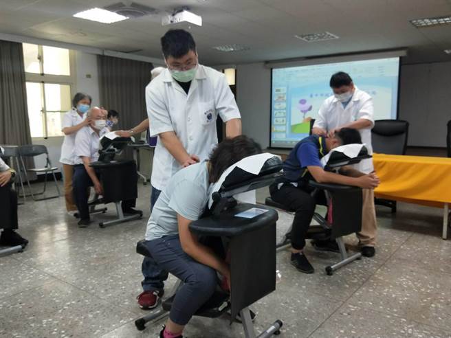 清水警分局聘请10位视障按摩师为辛苦的女警妈妈们纾压。（陈淑娥摄）