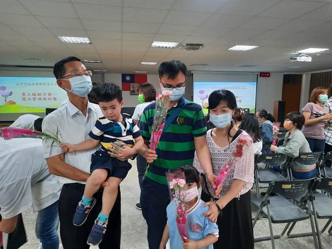 清水警分局欢度母亲节，有人携家带眷出席同欢。（清水警分局提供／陈淑娥台中传真）