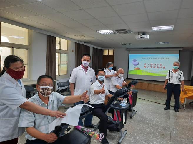 清水警分局长张启祥率先按摩舒压。（清水警分局提供／陈淑娥台中传真）