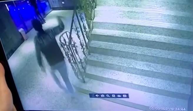 嫌犯泼蟑后衝下楼逃逸。（翻摄画面）