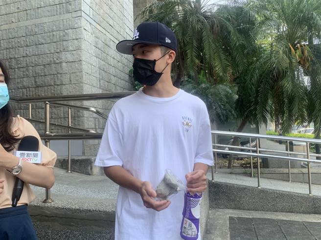 林姓网路卖家声称5月2日曾有人询问是否能卖上千只「小强」，不过他回应数量没有这么多后，就没有下文了。（图：李文正摄）