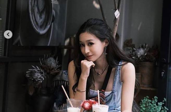 乐宜辣穿小背心，大方解放胸前C级事业线。（图／取材自乐宜Instagram）