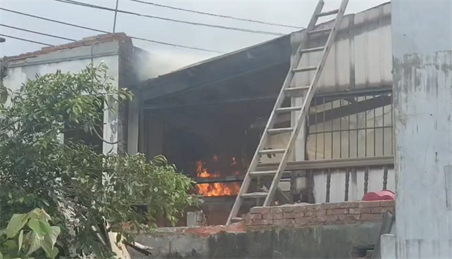 基隆市暖暖区金华街下午2点多有一处閒置空屋惊传火警。（翻摄照片／陈彩玲基隆传真）