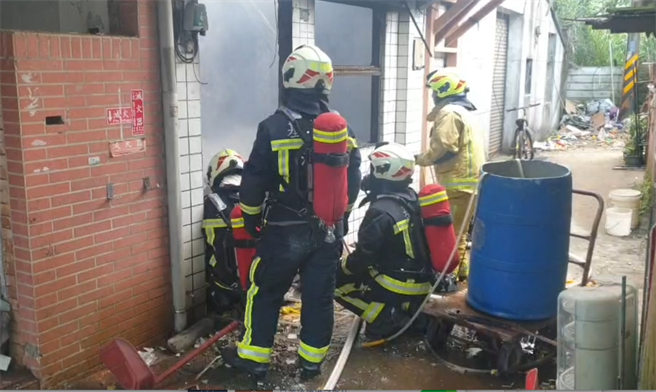 基隆市暖暖区金华街下午2点多有一处閒置空屋惊传火警。（翻摄照片／陈彩玲基隆传真）