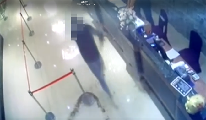 義警餐會遭黑衣人砸蟑螂，市警局副局長、中山分局長下午前往北市議會說明。(戴志揚翻攝)