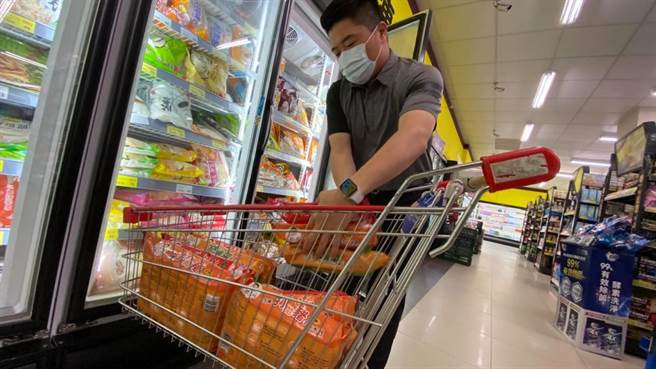 顏宽恒自掏腰包买水饺送中一中的学生。（图／摘自顏宽恒脸书）