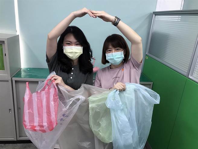 台南市政府環保局將從今年10月1日起禁用不透明垃圾袋，藉此落實垃圾分類資源回收，以達到垃圾減量的目的。圖為可以使用的垃圾袋。（環保局提供／洪榮志台南傳真）