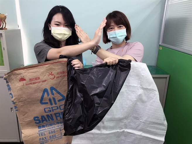 台南市政府環保局將從今年10月1日起禁用不透明垃圾袋，藉此落實垃圾分類資源回收，以達到垃圾減量的目的。圖為不可使用的垃圾袋。（環保局提供／洪榮志台南傳真）