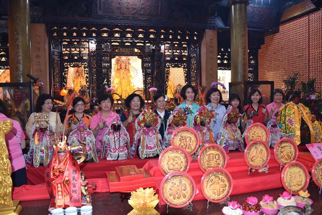 头份市永贞宫4日上午举行妈祖换装新袍过寿活动，安排12名优秀女性服侍妈祖更衣。（谢明俊摄）