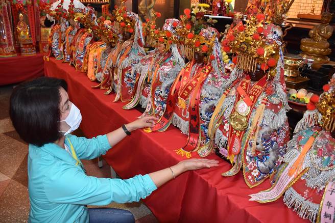 永贞宫主委张淑芬特别前往北港朝天宫、新港奉天宫、彰化南瑶宫进香请回3庙妈祖一同驻驾永贞宫。（谢明俊摄）