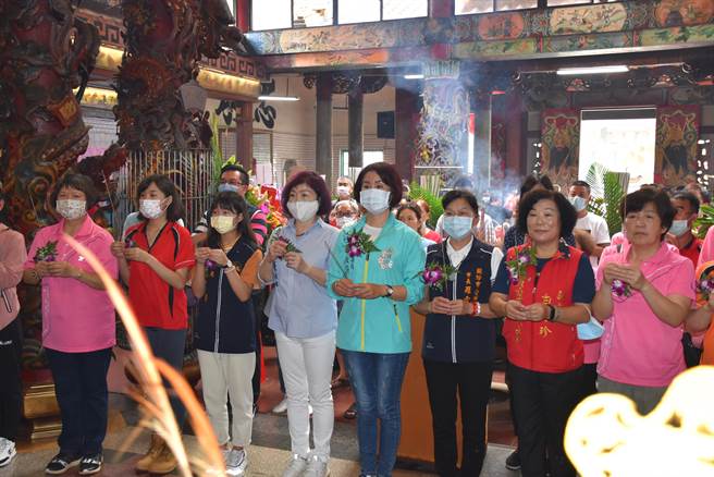 永贞宫特别安排主委张淑芬、头份市长罗雪珠、立委徐志荣夫人王慧珍等12位优秀女性来服侍妈祖更衣。（谢明俊摄）