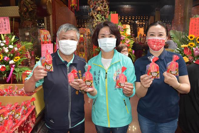永贞宫信眾特别自制妈祖平安饼来庆贺妈祖圣诞。（谢明俊摄）