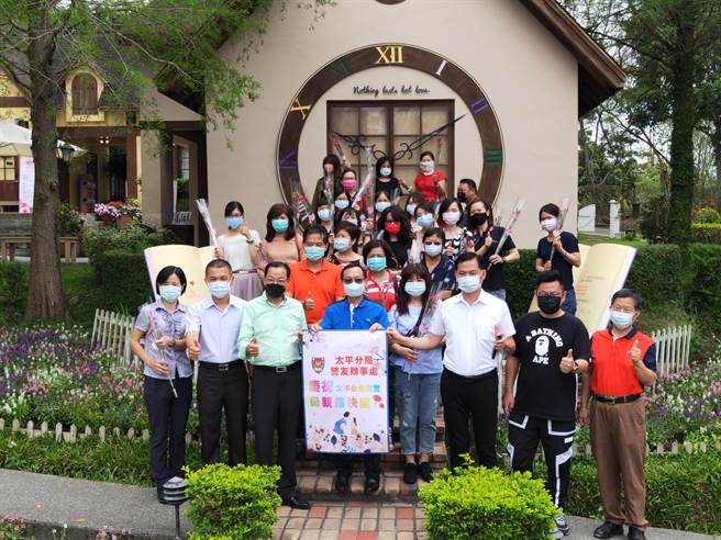 太平分局分局长叶志诚及太平警友办事处主任许煌桐4日中午特别邀请太平分局近20位警妈妈到北屯区知名南法庄园景观餐厅体验偽出国的氛围。（冯惠宜摄）