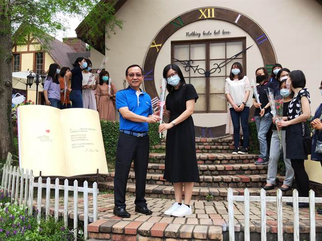 太平警友办事处主任许煌桐也亲送康乃馨花束给与会的警花妈妈们。（冯惠宜摄）