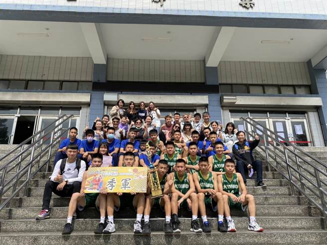 桃园市芦竹区大竹国小今年夺得桃园市国中组篮球比赛第三名。（姜霏摄）